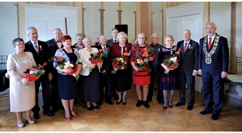 Osiem par uhonorowanych medalami za długoletnie pożycie