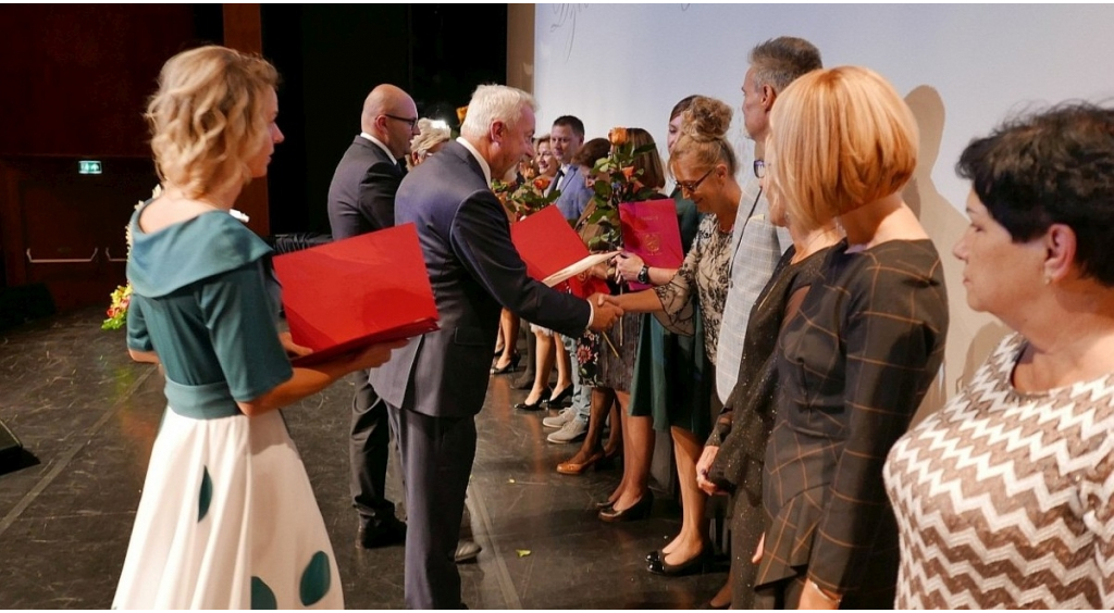 Nagrody, gratulacje i kwiaty dla nauczycieli