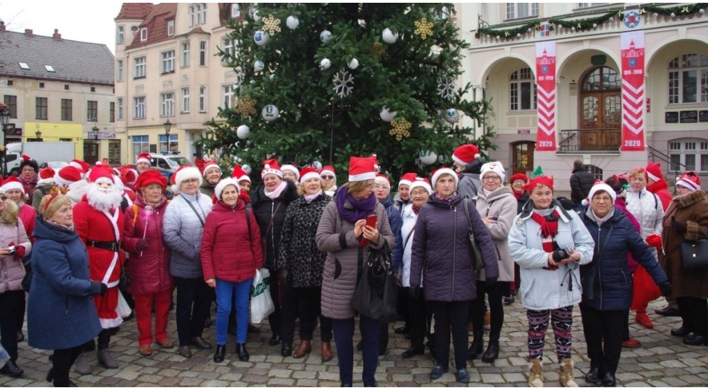 Parada Mikołajkowa turystów-seniorów SWUTW