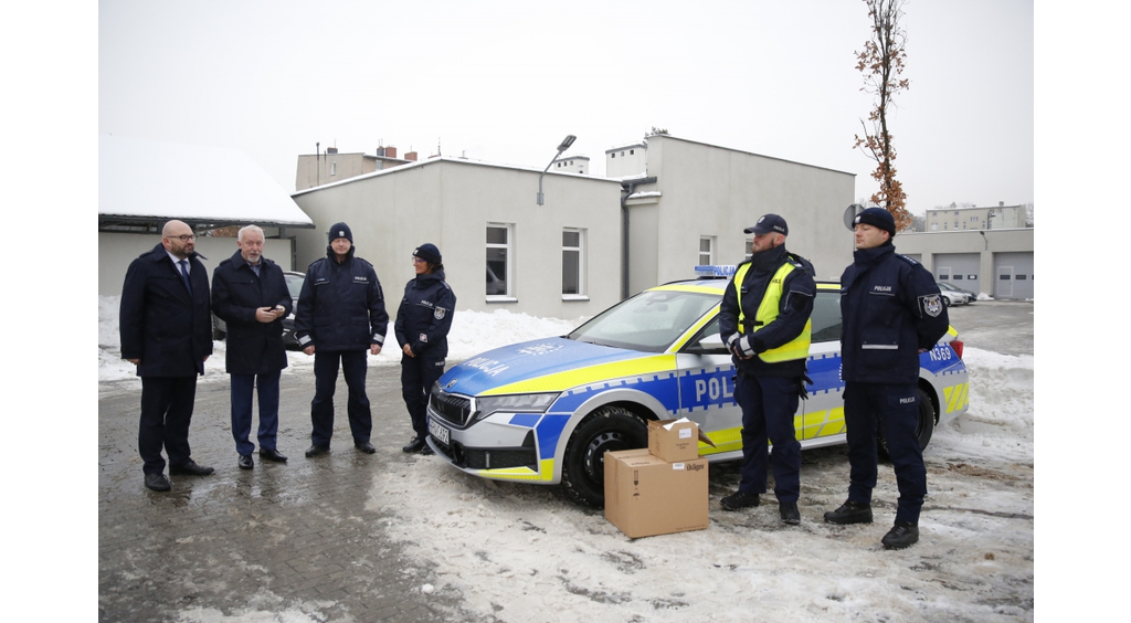  Komenda Powiatowa Policji w Wejherowie z nowym radiowozem