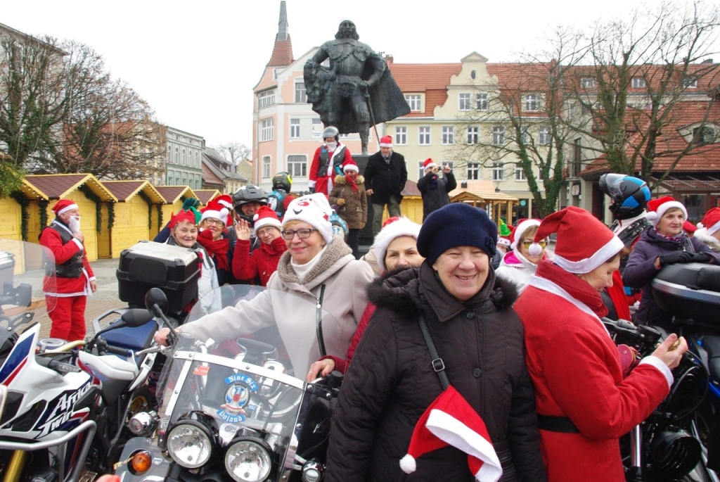 Parada Mikołajkowa turystów-seniorów SWUTW