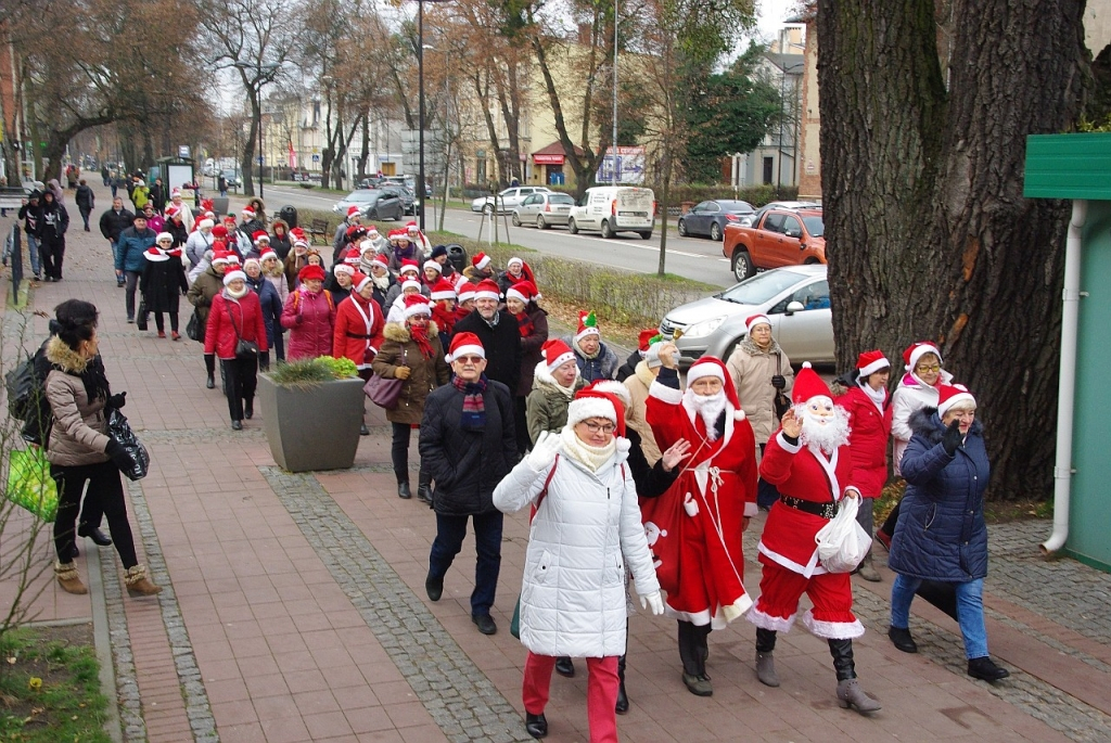 Parada Mikołajkowa turystów-seniorów SWUTW