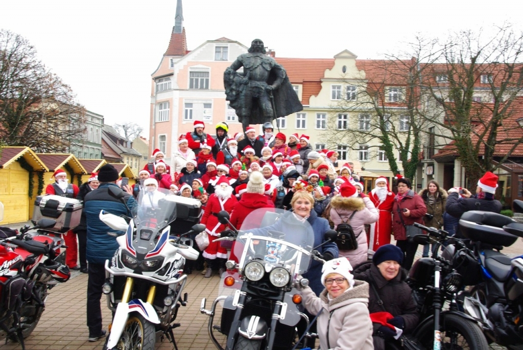 Parada Mikołajkowa turystów-seniorów SWUTW