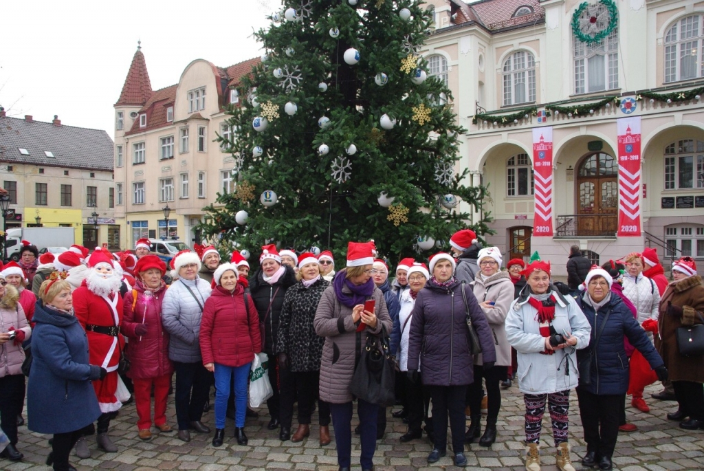 Parada Mikołajkowa turystów-seniorów SWUTW