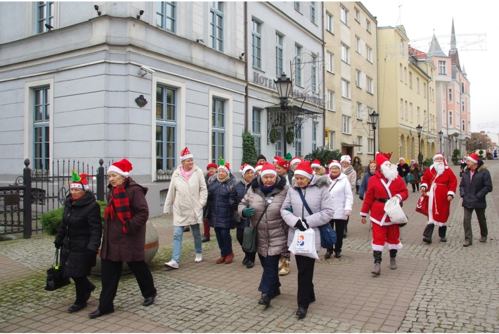 Parada Mikołajkowa turystów-seniorów SWUTW