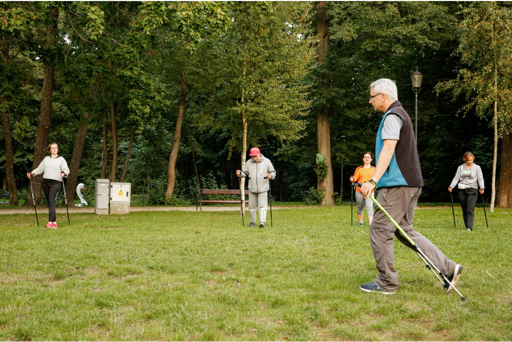 Nowatorskie zajęcia Nordic Walkiing w Parku Miejskim