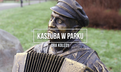 Kaszuba w parku gra kolędy