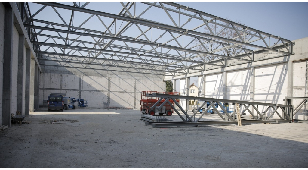 Konstrukcja dźwigarów dachowych na sali gimnastycznej przy „piątce” już zamontowana