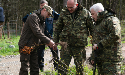 Sadzili drzewa w ramach akcji „Łączą nas drzewa”