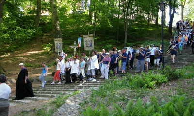 Pokłony feretronów pielgrzymkowych - fot. Leszek Spigarski - 05.06.2011