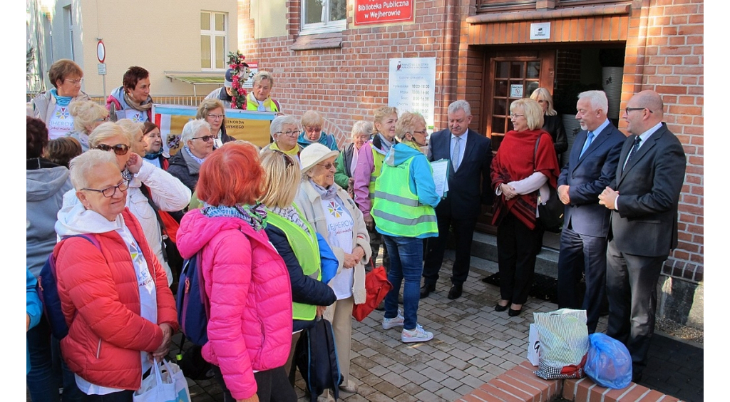 Turyści-seniorzy na zlocie