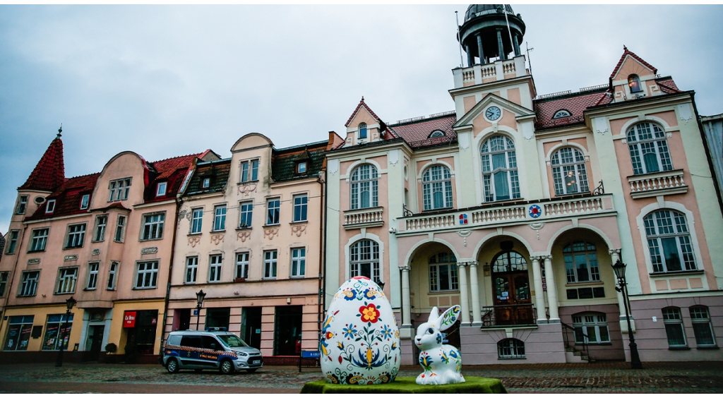 Kaszubska pisanka zdobi już wejherowski rynek