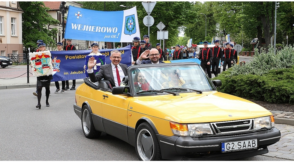 Młodzież z samochodówki paradą uczciła święto miasta