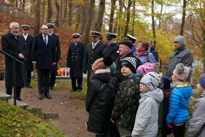 Kwiaty na mogiłach żołnierzy 1 MPS  i Sztutowiaków