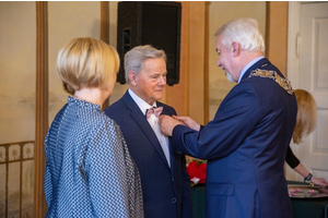 Małżonkowie-Jubilaci uhonorowani medalami