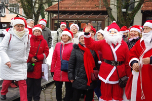 Parada Mikołajkowa turystów-seniorów SWUTW