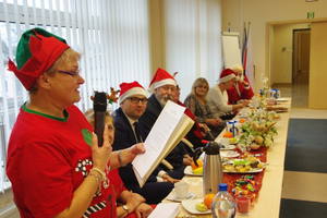 Parada Mikołajkowa turystów-seniorów SWUTW