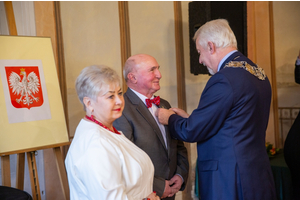 Małżonkowie-Jubilaci uhonorowani medalami