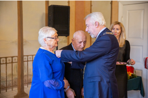 Małżonkowie-Jubilaci uhonorowani medalami