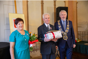 Małżonkowie-Jubilaci uhonorowani medalami