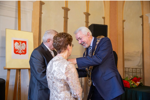 Małżonkowie-Jubilaci uhonorowani medalami
