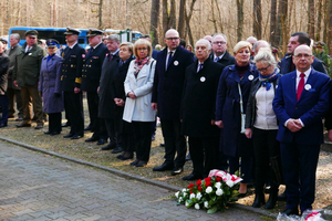 Uroczystości patriotyczne przed pomnikiem w Piaśnicy