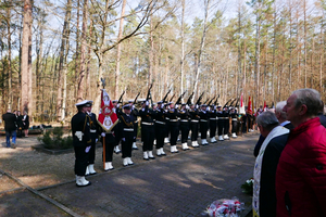 Uroczystości patriotyczne przed pomnikiem w Piaśnicy