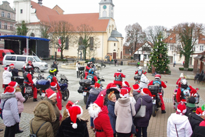 Parada Mikołajkowa turystów-seniorów SWUTW