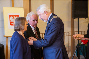 Małżonkowie-Jubilaci uhonorowani medalami
