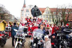 Parada Mikołajkowa turystów-seniorów SWUTW