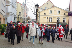 Parada Mikołajkowa turystów-seniorów SWUTW