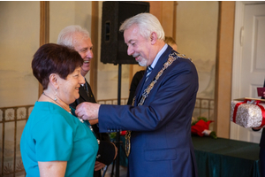 Małżonkowie-Jubilaci uhonorowani medalami