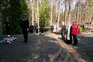 Uroczystości patriotyczne przed pomnikiem w Piaśnicy