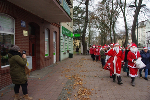 Parada Mikołajkowa turystów-seniorów SWUTW