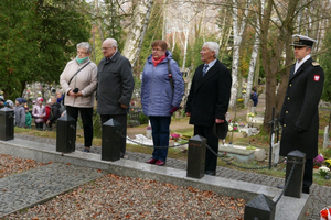 Kwiaty na mogiłach żołnierzy 1 MPS  i Sztutowiaków