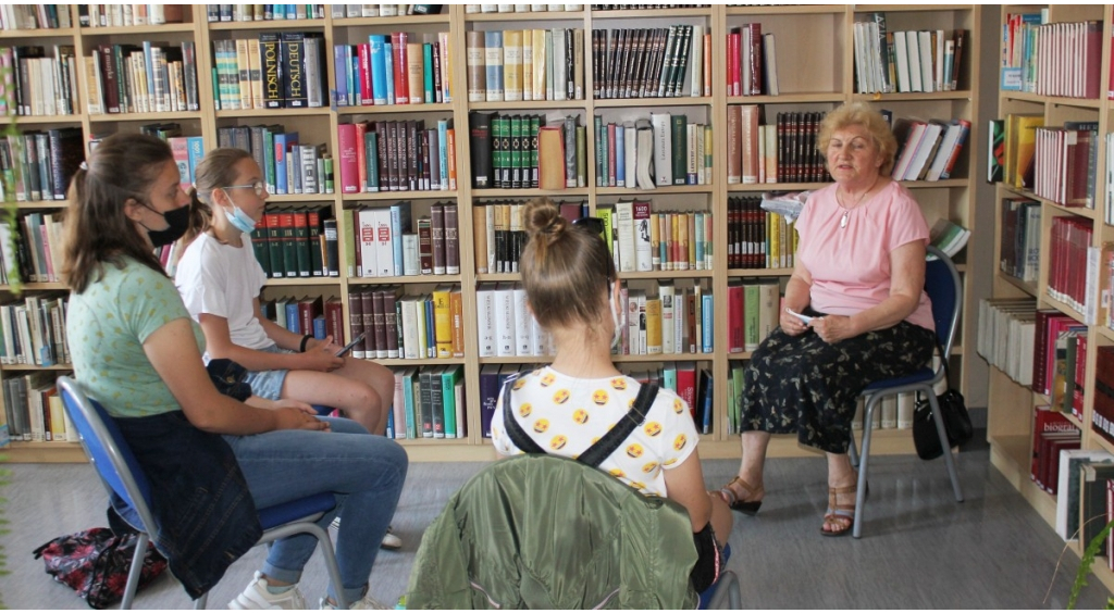 Młodzież rozmawiała z seniorami w bibliotece o książkach