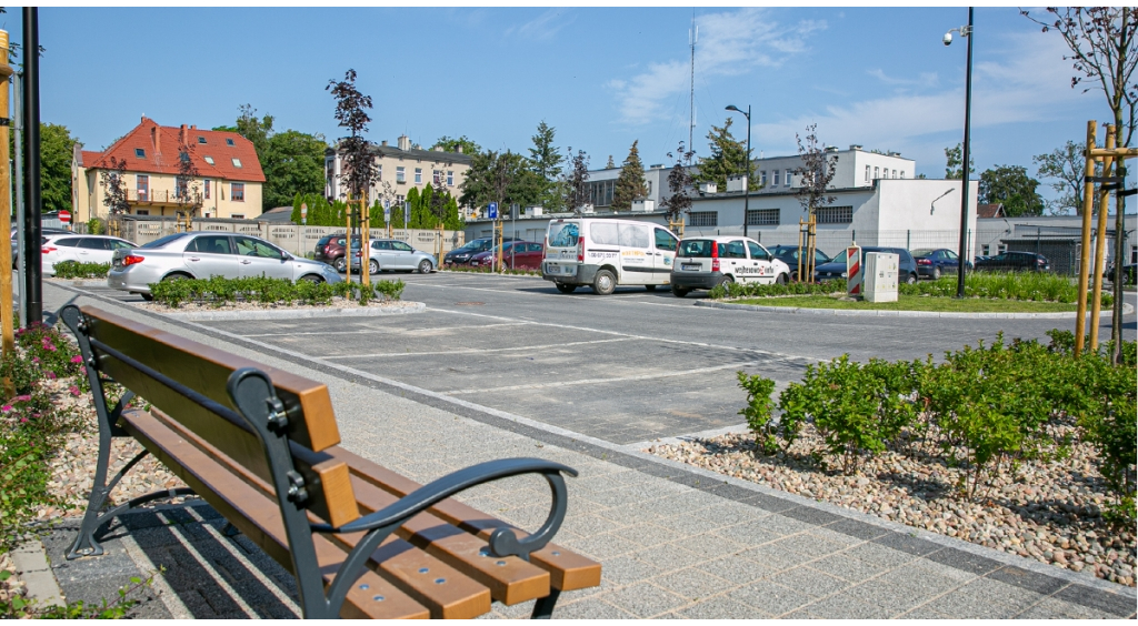 Miejsca parkingowe i zieleniec w centrum miasta