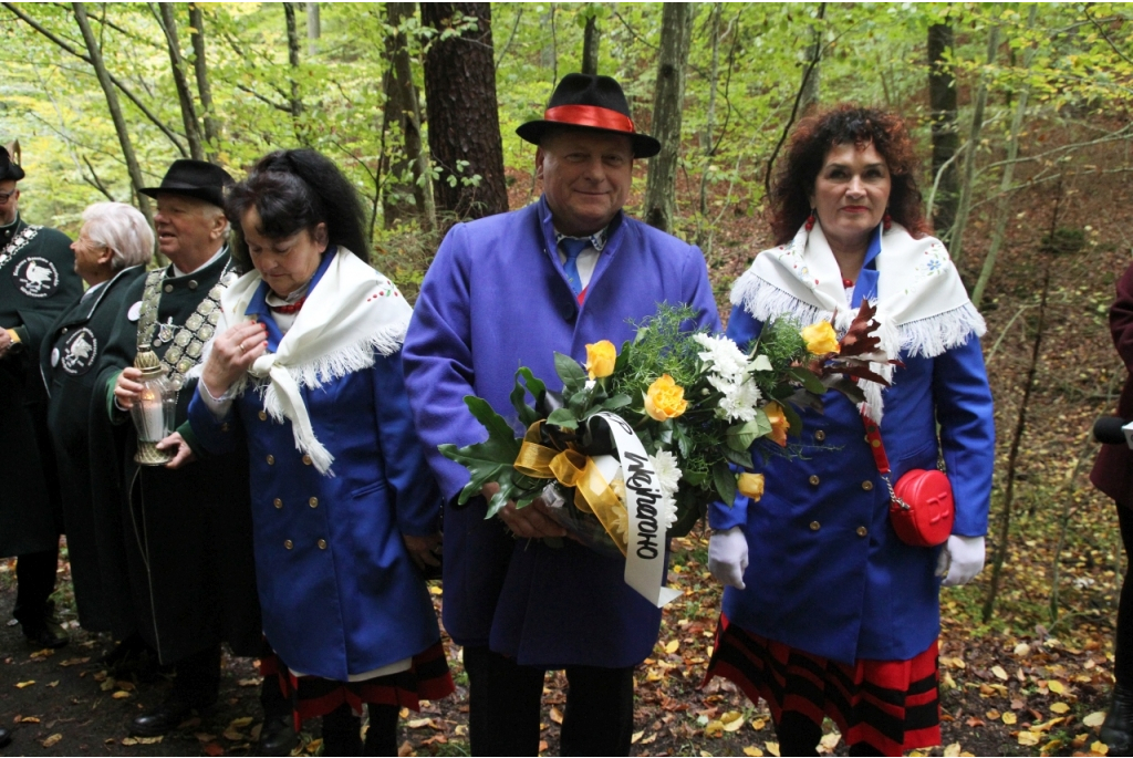 Kwiaty na mogile burmistrza Teodora Bolduana