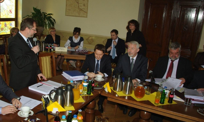 VI Sesji Rady Miasta -wicewojewoda Michał Owczarczak wręcza odznaczenia  19.04.2011