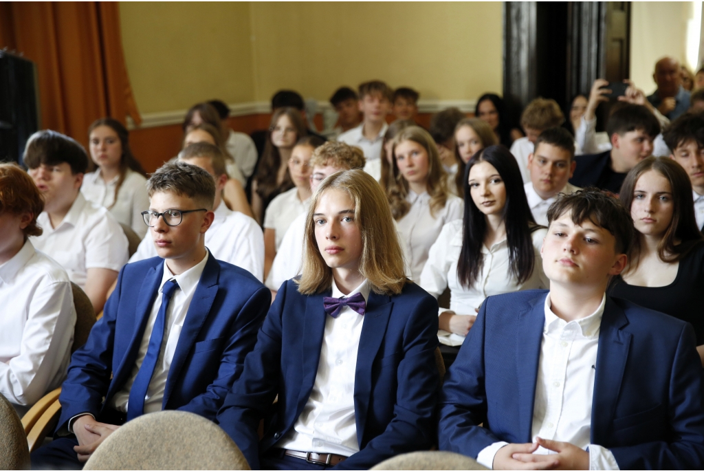 pożegnanie absolwentów w SP9