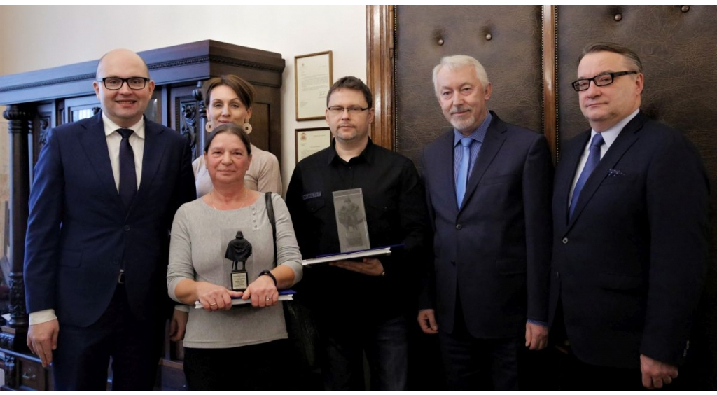 Dyrekcja wejherowskiego MOPS-u wyróżniona miniaturą Statuetki Jakuba Wejhera
