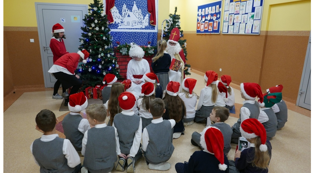Święty Mikołaj odwiedził uczniów wejherowskiej Szkoły Sióstr Zmartwychwstania Pańskiego