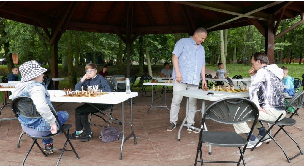 Symultana na 8 szachownic