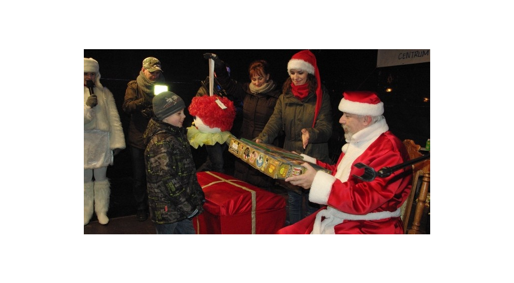 Mikołaj nagradzał dzieci za ozdoby choinkowe