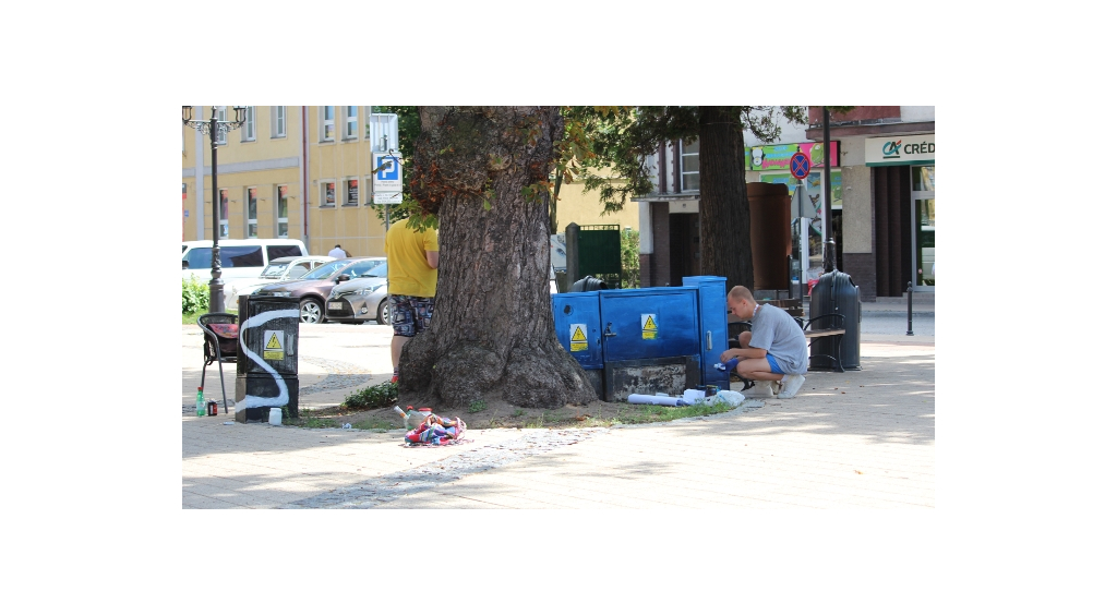 Artyści malują skrzynki elektryczne