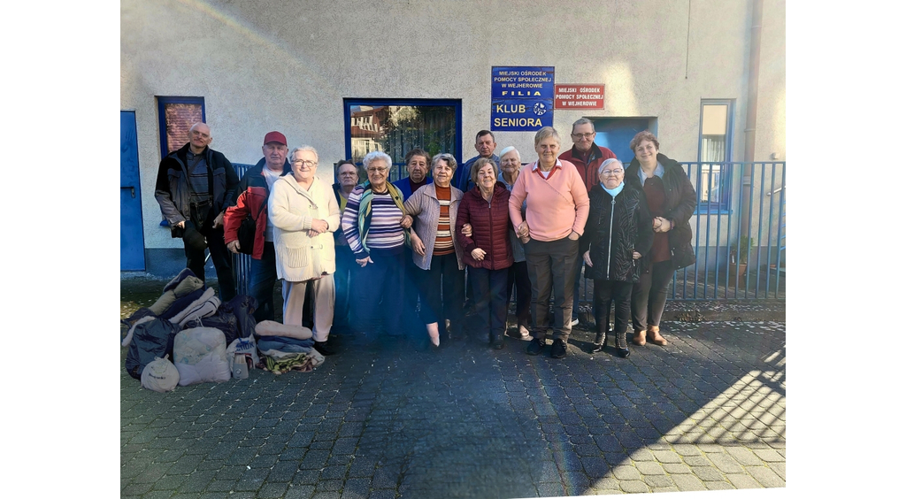 Seniorzy z klubu „¾” wsparli schronisko w Dąbrówce