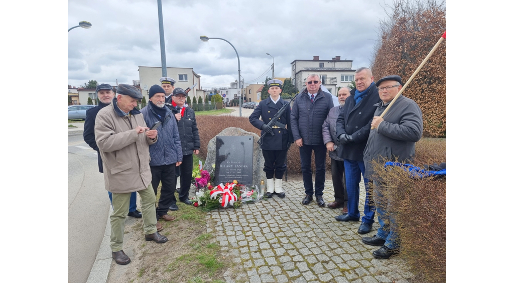 Złożono kwiaty na rondzie im. Ks. Prałata Hilarego Jastaka