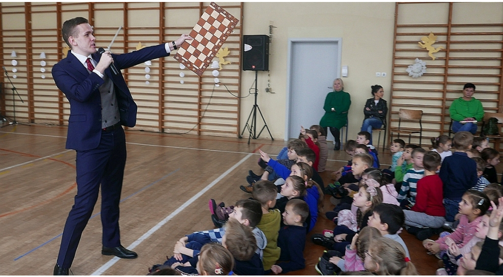 Spotkania w szkołach mistrza szachowego Michała Kanarkiewicza