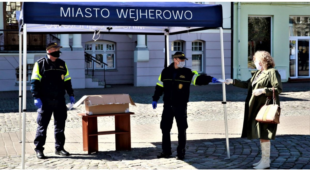 W Wejherowie rozdawane są maseczki ochronne