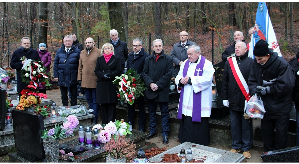 Kwiaty i znicze na grobach wejherowskich ofiar Grudnia 1970